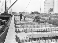 44443 Afbeelding van het stellen van de vloerelementen op de in aanleg zijnde loswal langs de Noordelijke Insteekhaven ...